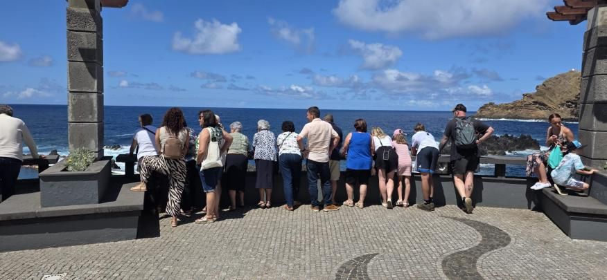 Popula&ccedil;&atilde;o s&eacute;nior do Porto da Cruz desfruta de um dia inesquec&iacute;vel de conv&iacute;vio e descoberta pela Ilha