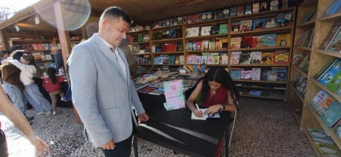 Lan&ccedil;amento da obra "No &Iacute;ntimo do Infinito", de Alejandra Freitas, jovem da Freguesia